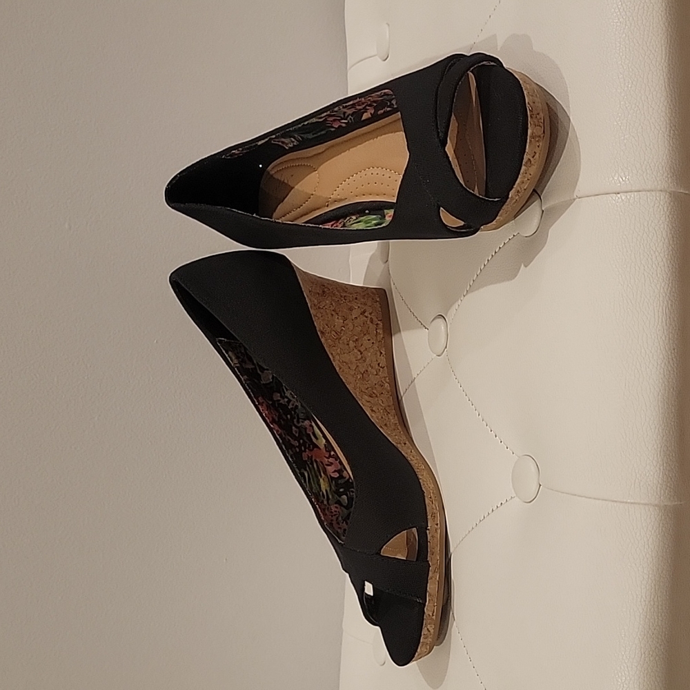 Dexflex Comort Black Canvas Peep toe wedge heels w/ floral lining Size 9.5